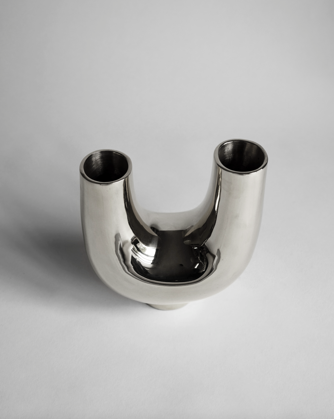 hein-studio-kazumi-vase-laiton-finition-titane image 3
