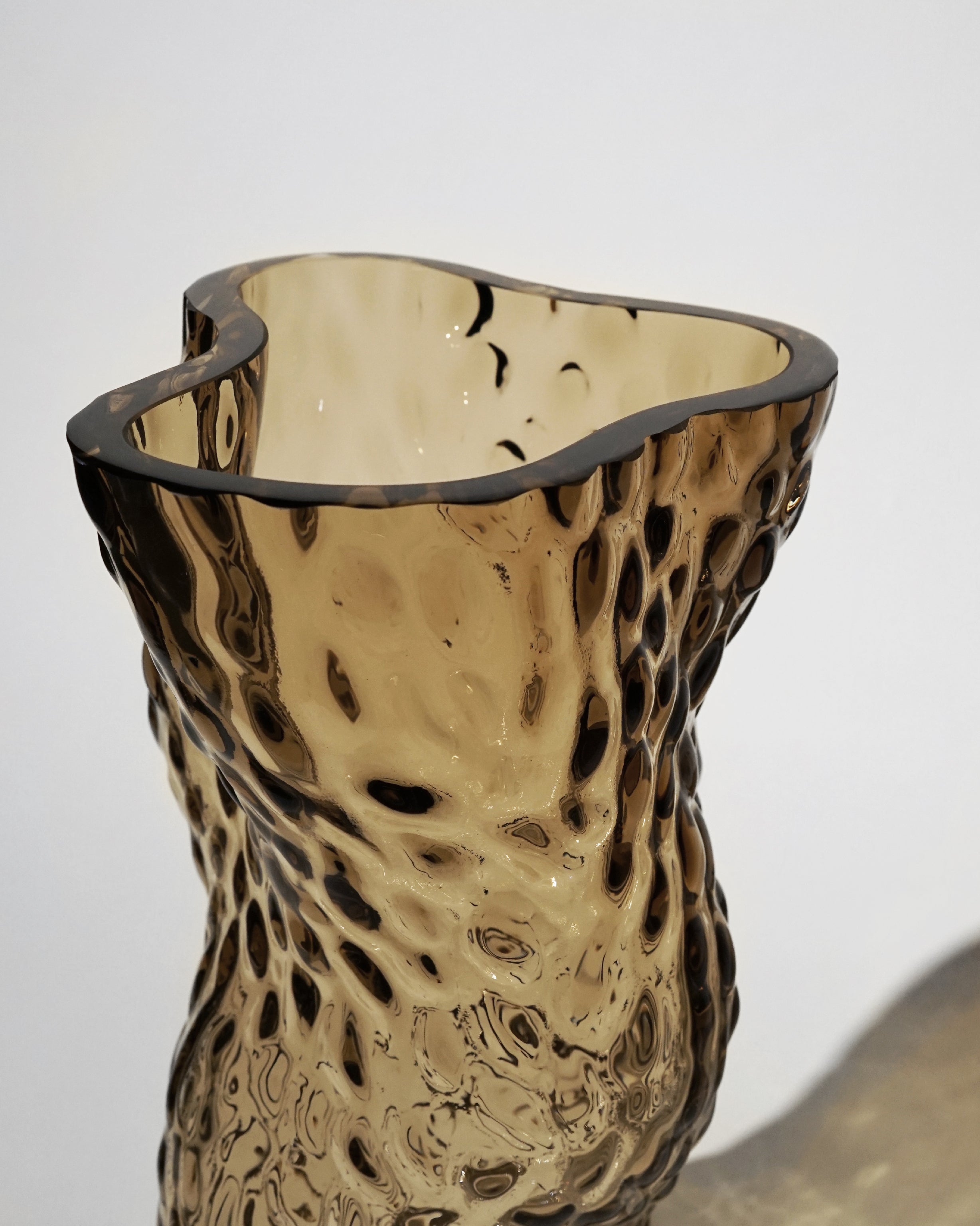hein-studio-ostrea-vase-verre-smoke-h30-cm image 5