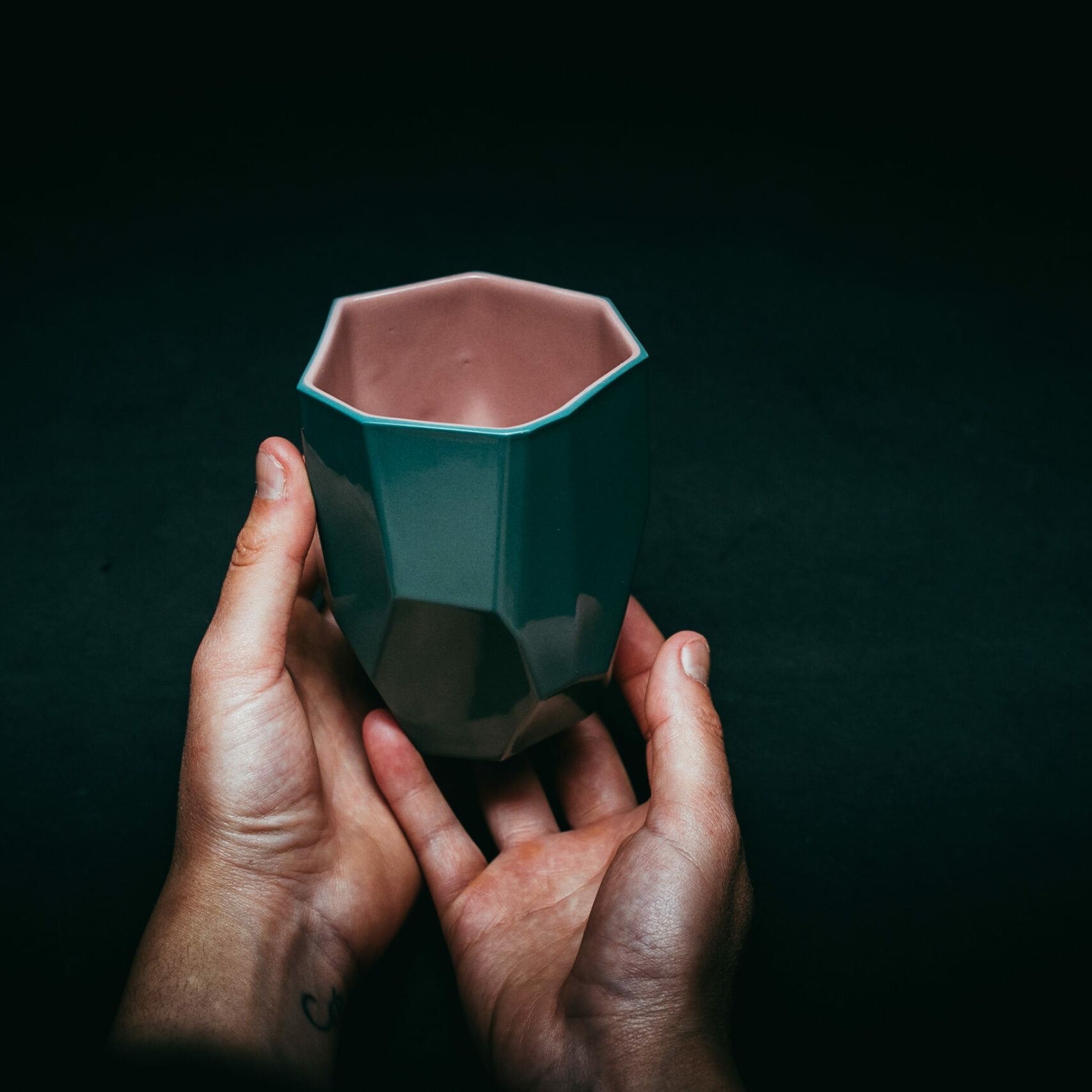 c-cile-charroy-kaolin-mug-porcelaine-artisanale-couleurs image 4