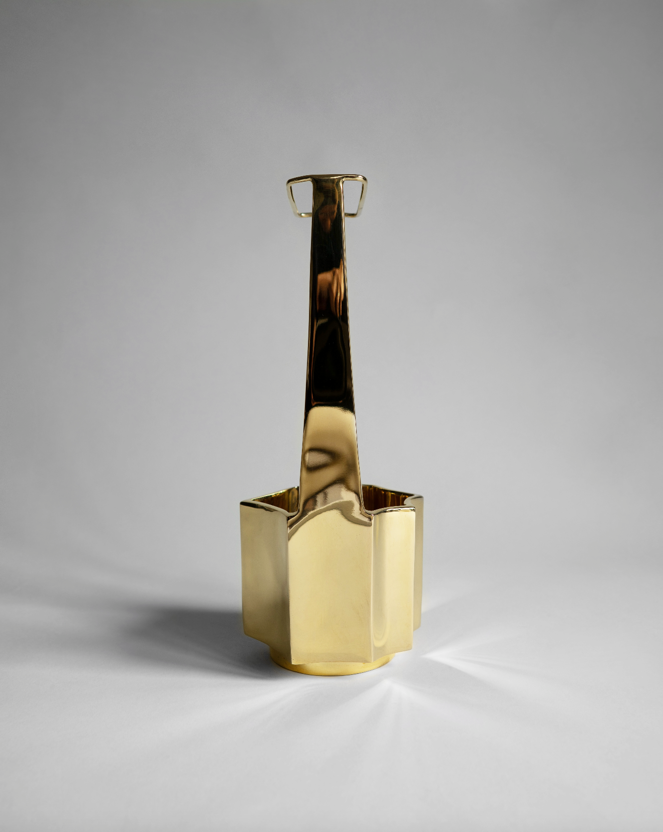 hein-studio-ikebana-vase-laiton-massif-30-cm image 5