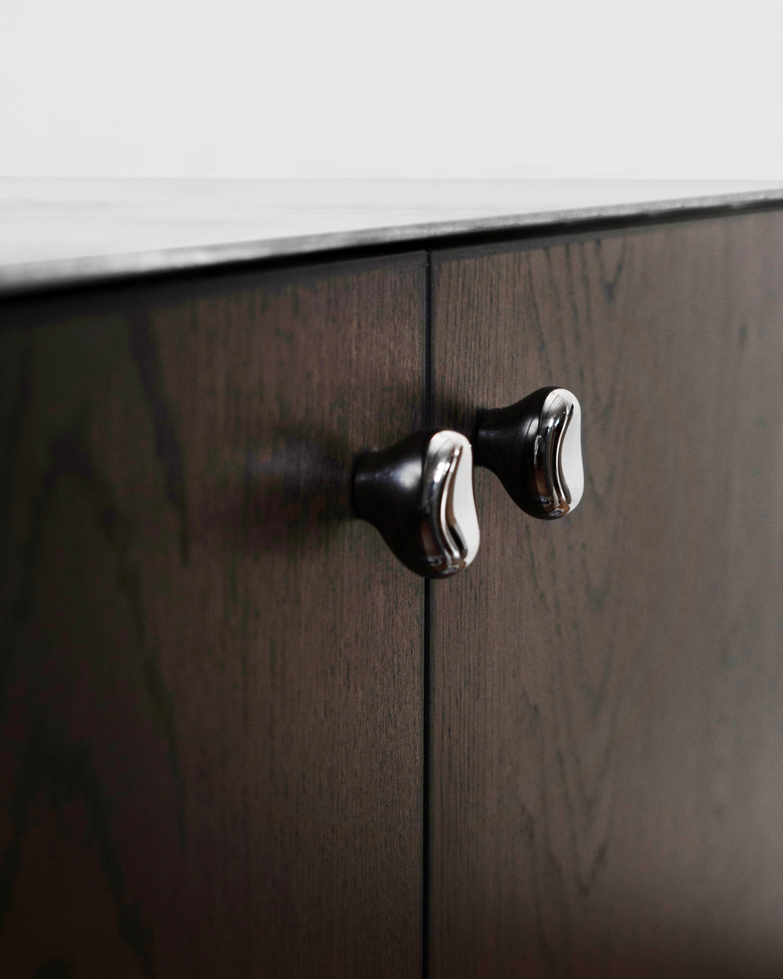 hein-studio-rud-bouton-de-meuble-laiton-titane image 4