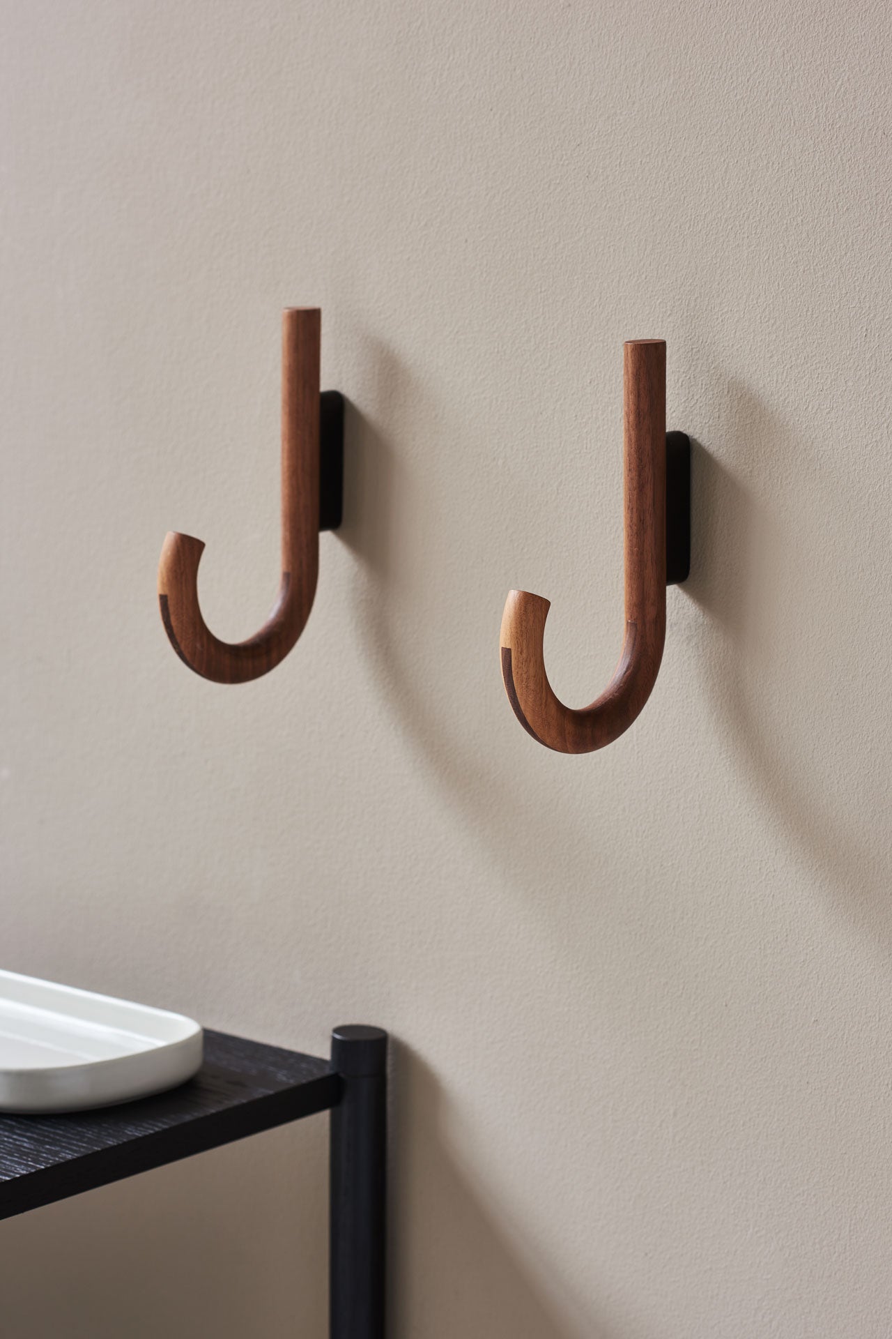 gejst-hook-pat-re-noyer-noir-porte-manteau image 2