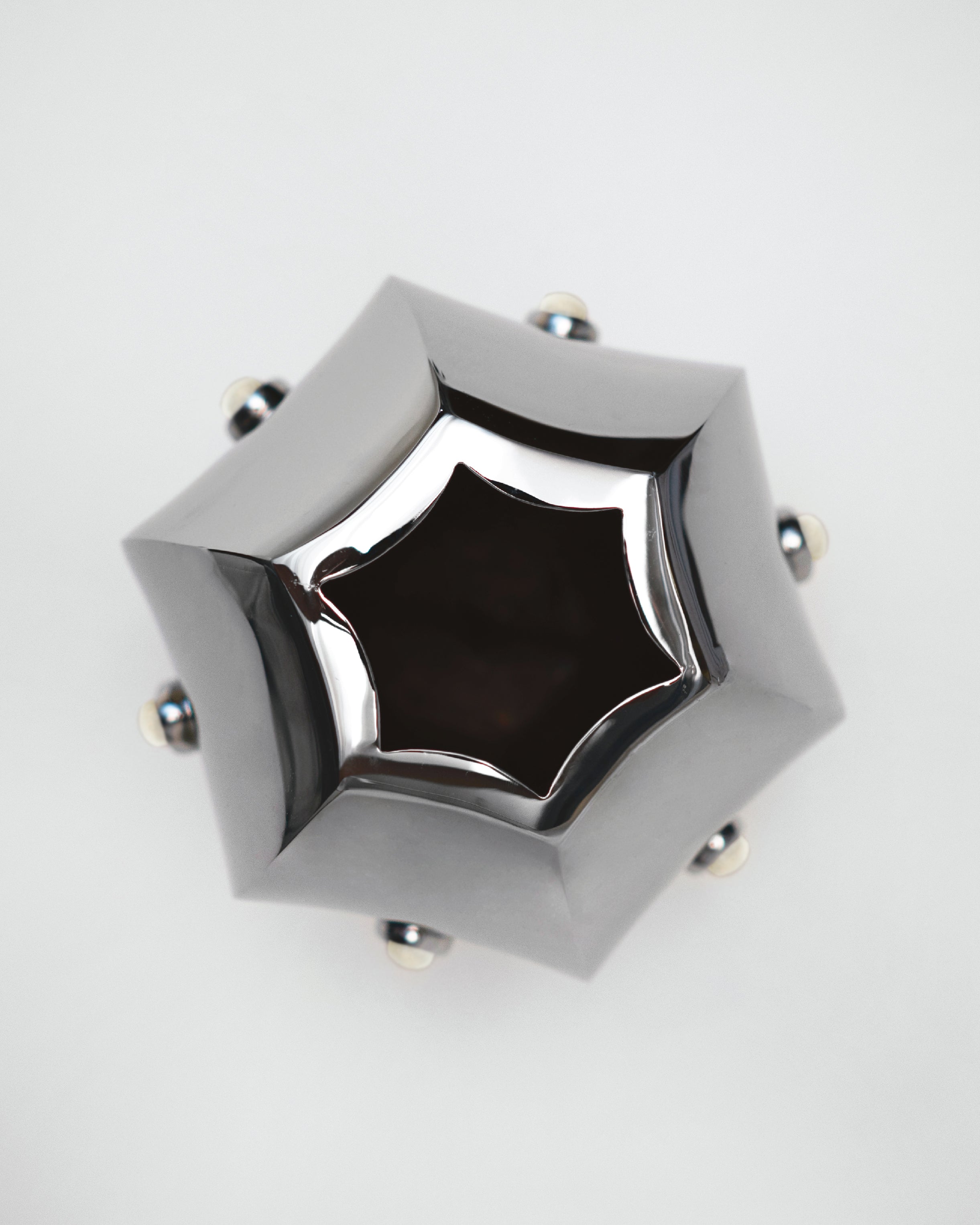hein-studio-evi-vase-laiton-titanium-18-5-cm image 5