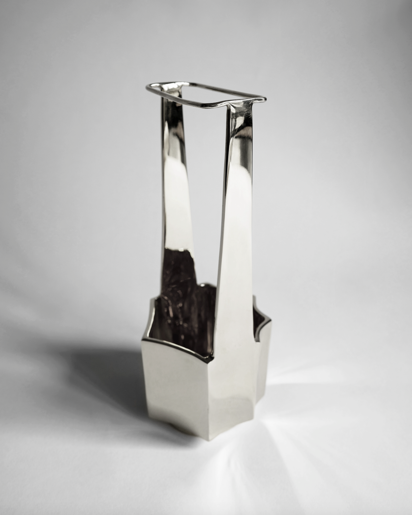 hein-studio-ikebana-vase-titane-laiton-30-cm image 4