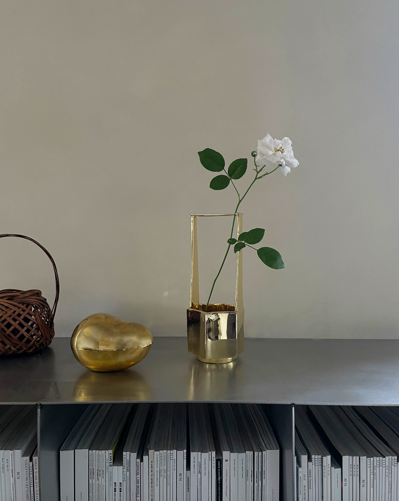hein-studio-ikebana-vase-laiton-massif-30-cm image 6