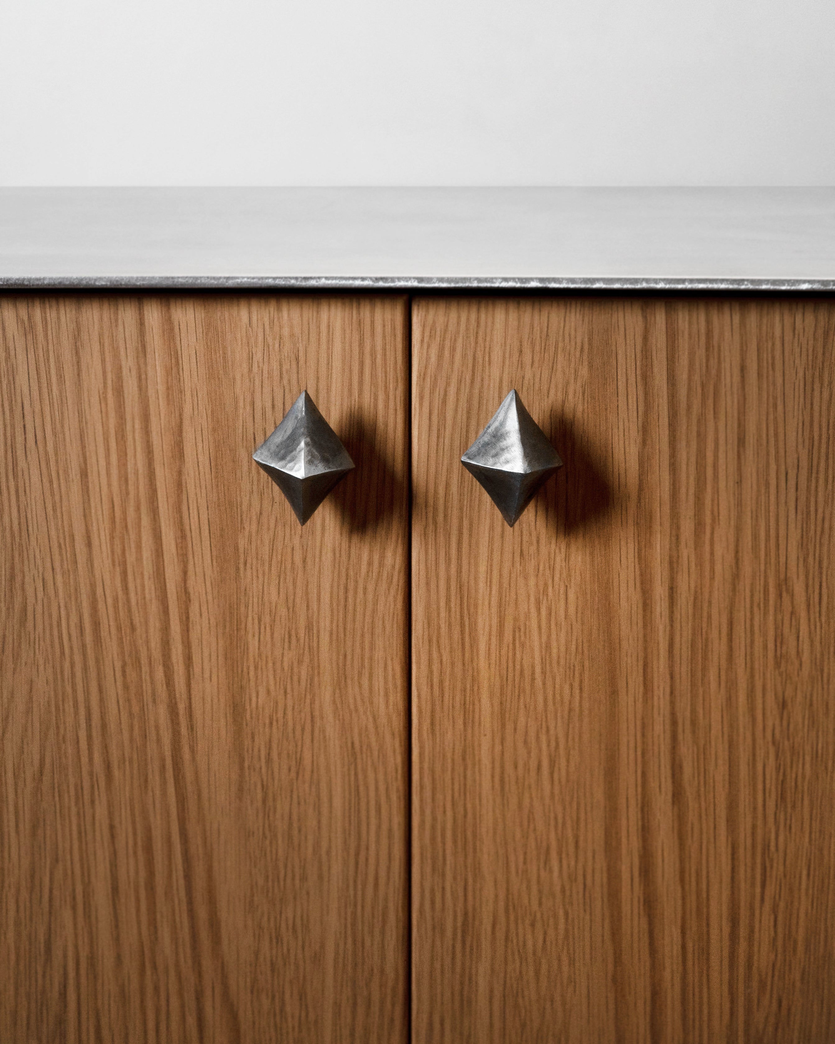 hein-studio-villum-bouton-meuble-finition-zinc image 7