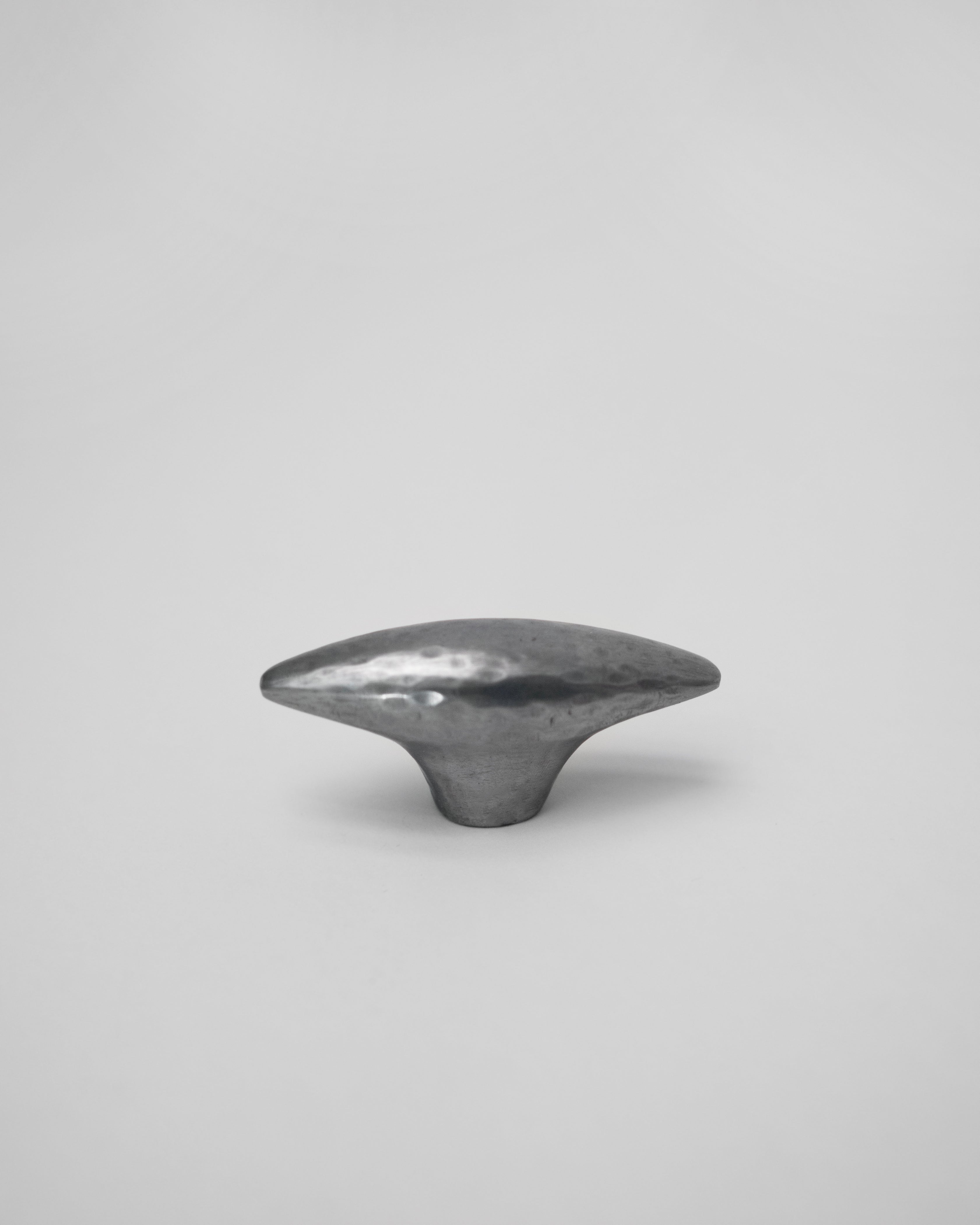 hein-studio-belle-bouton-de-meuble-laiton-finition-zinc image 2