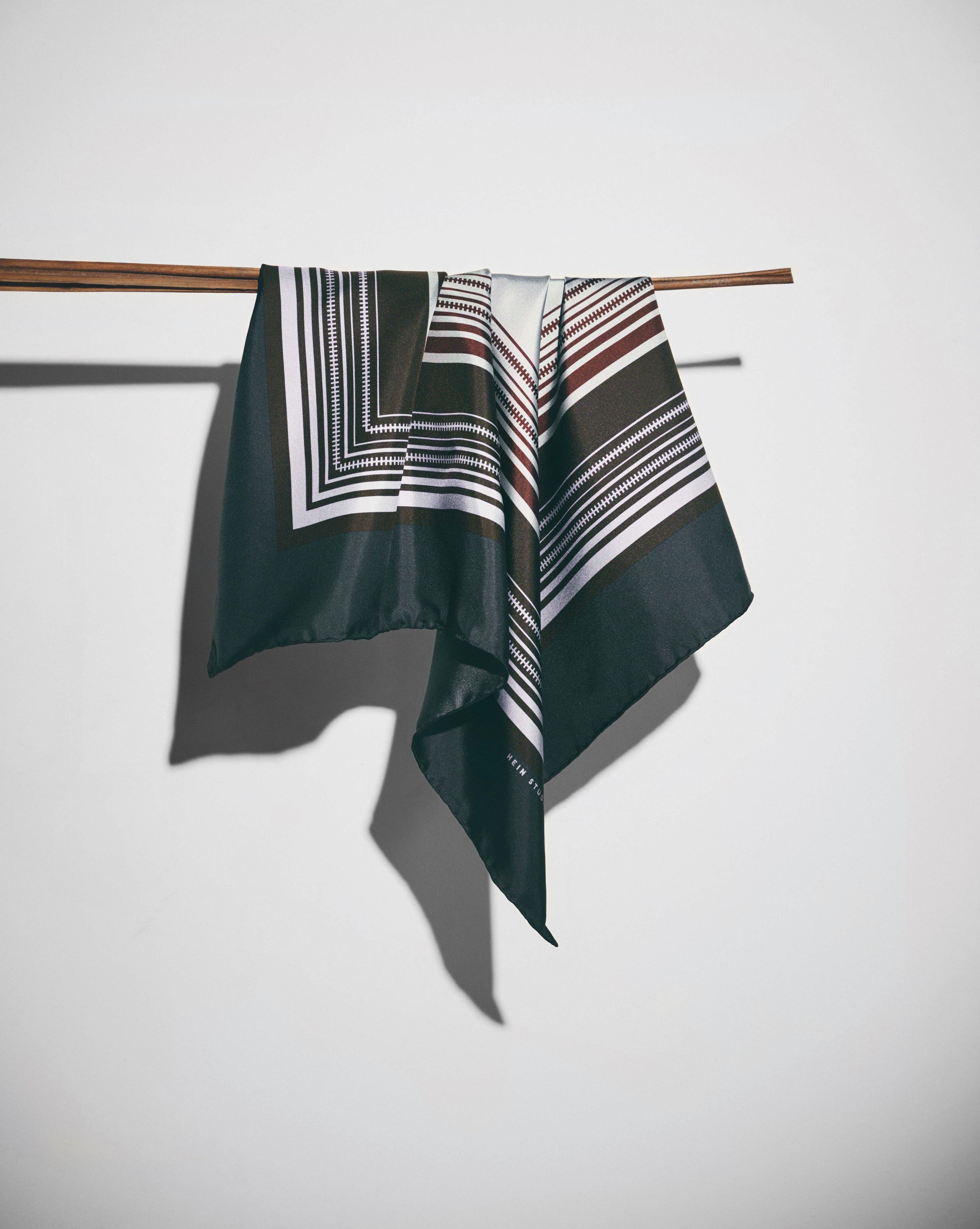 hein-studio-awena-04-foulard-soie-bleu-70-cm image 1