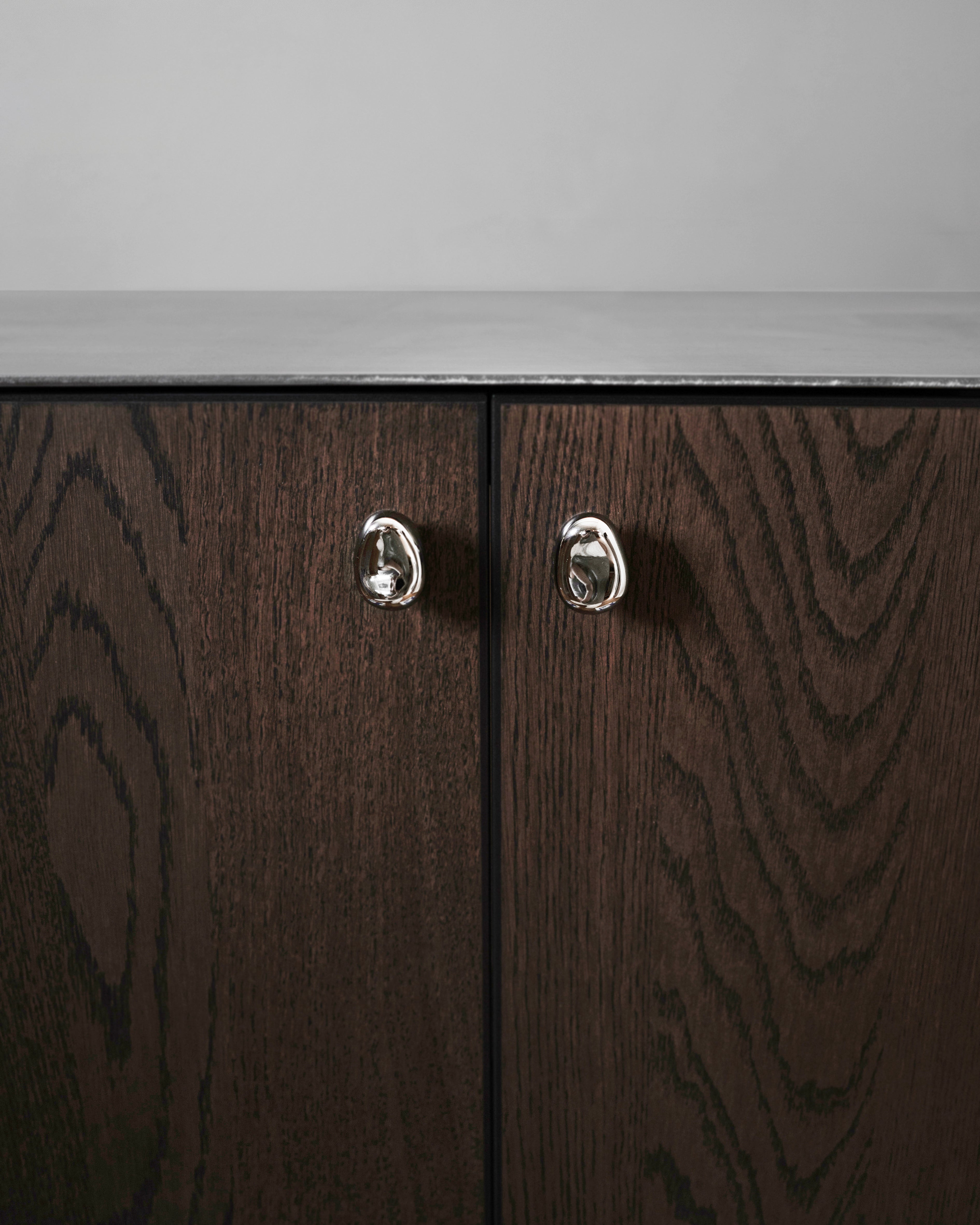hein-studio-rud-bouton-de-meuble-laiton-titane image 2