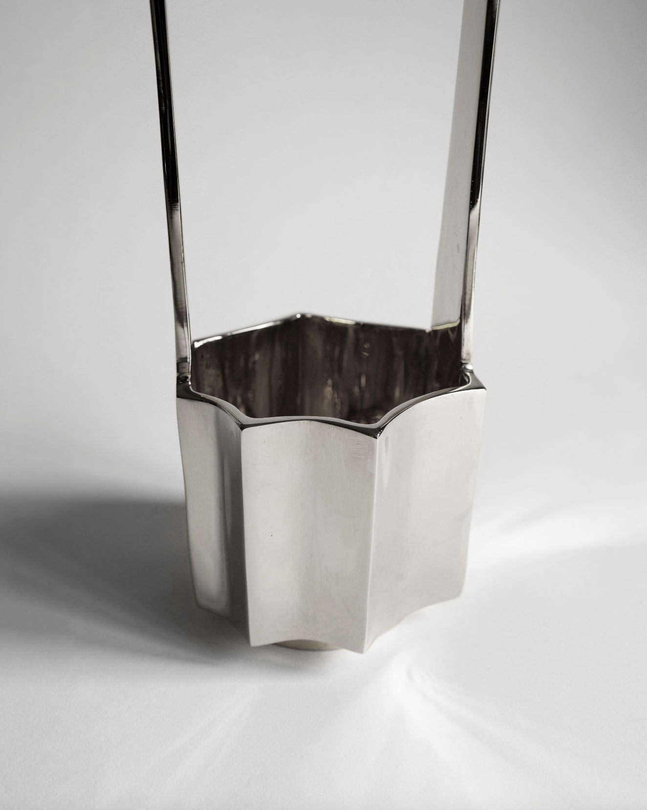 hein-studio-ikebana-vase-titane-laiton-30-cm image 5