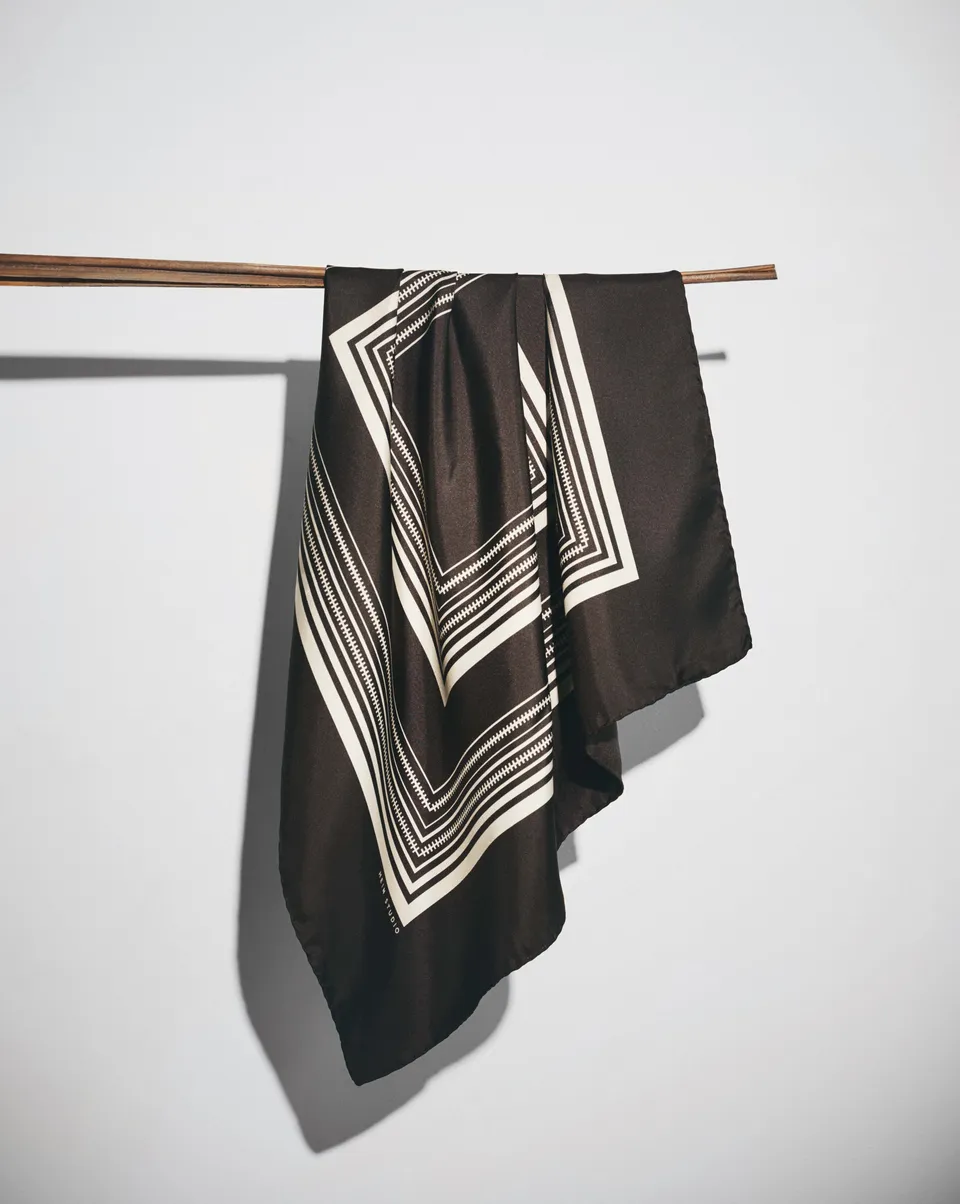 hein-studio-awena-n-01-foulard-soie-marron-cr-me-70-cm image 1