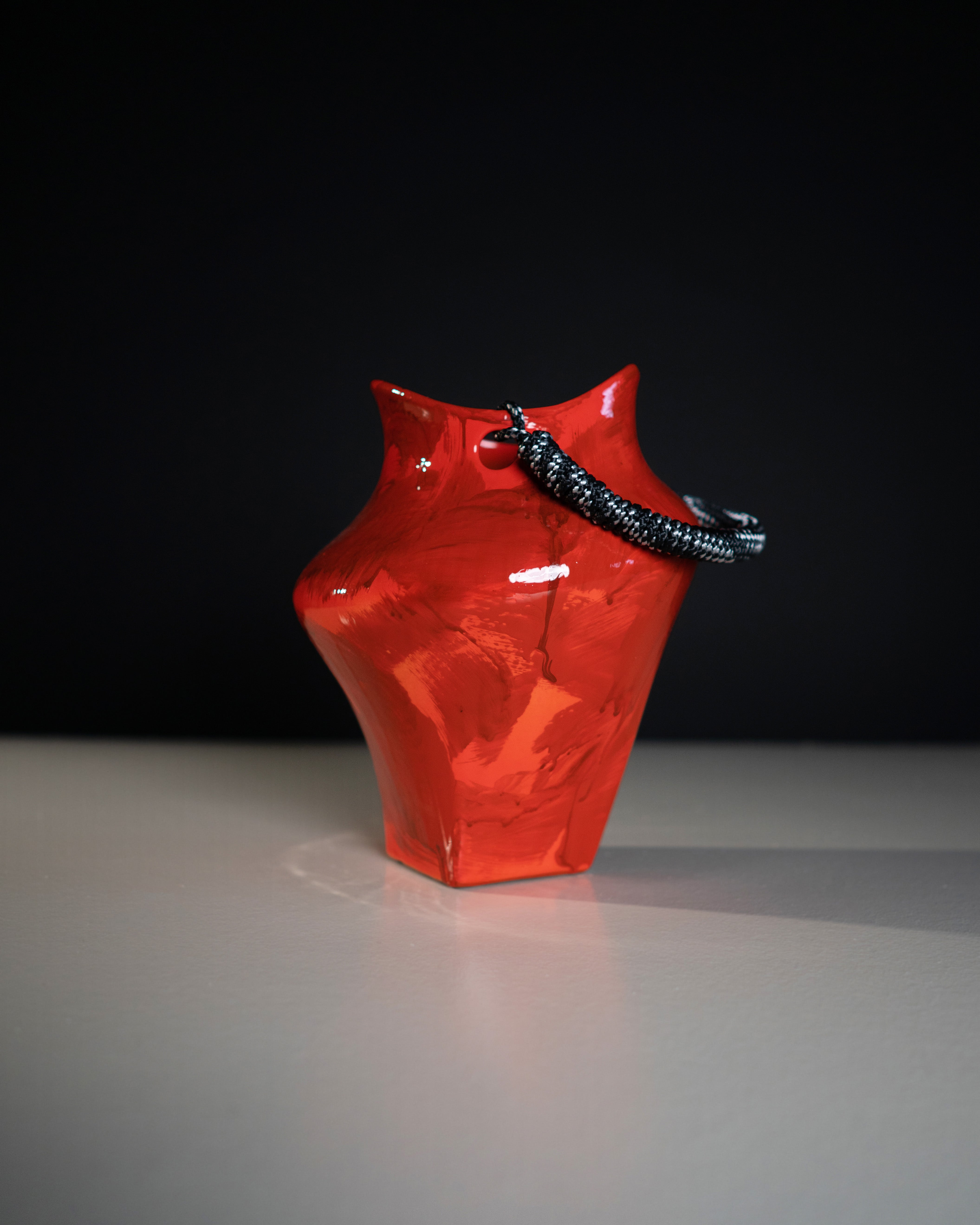 hein-studio-vase-anse-c-ramique-25-cm-nami-unique image 2