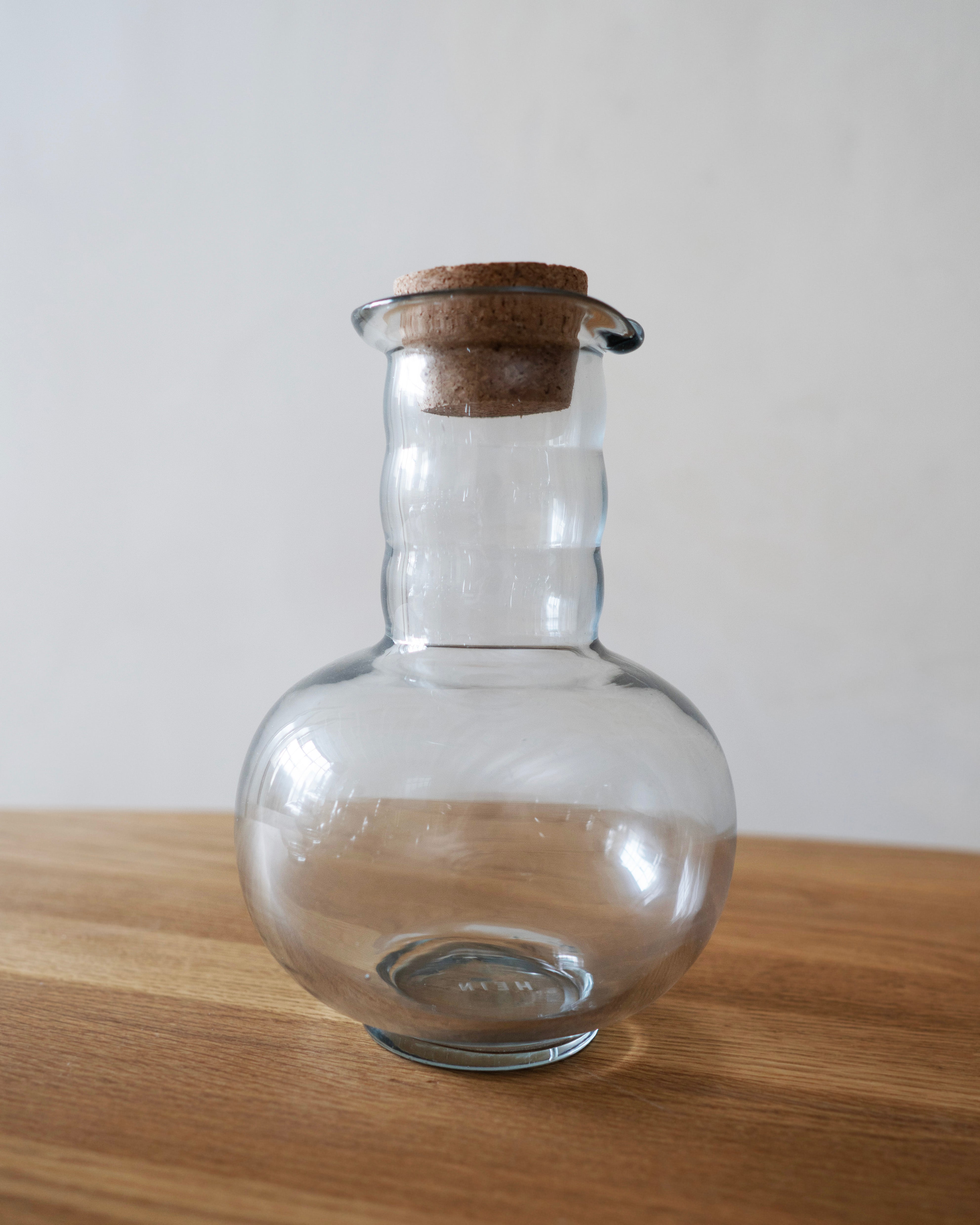 hein-studio-agnes-carafe-en-verre-1-15-l-avec-bouchon image 4
