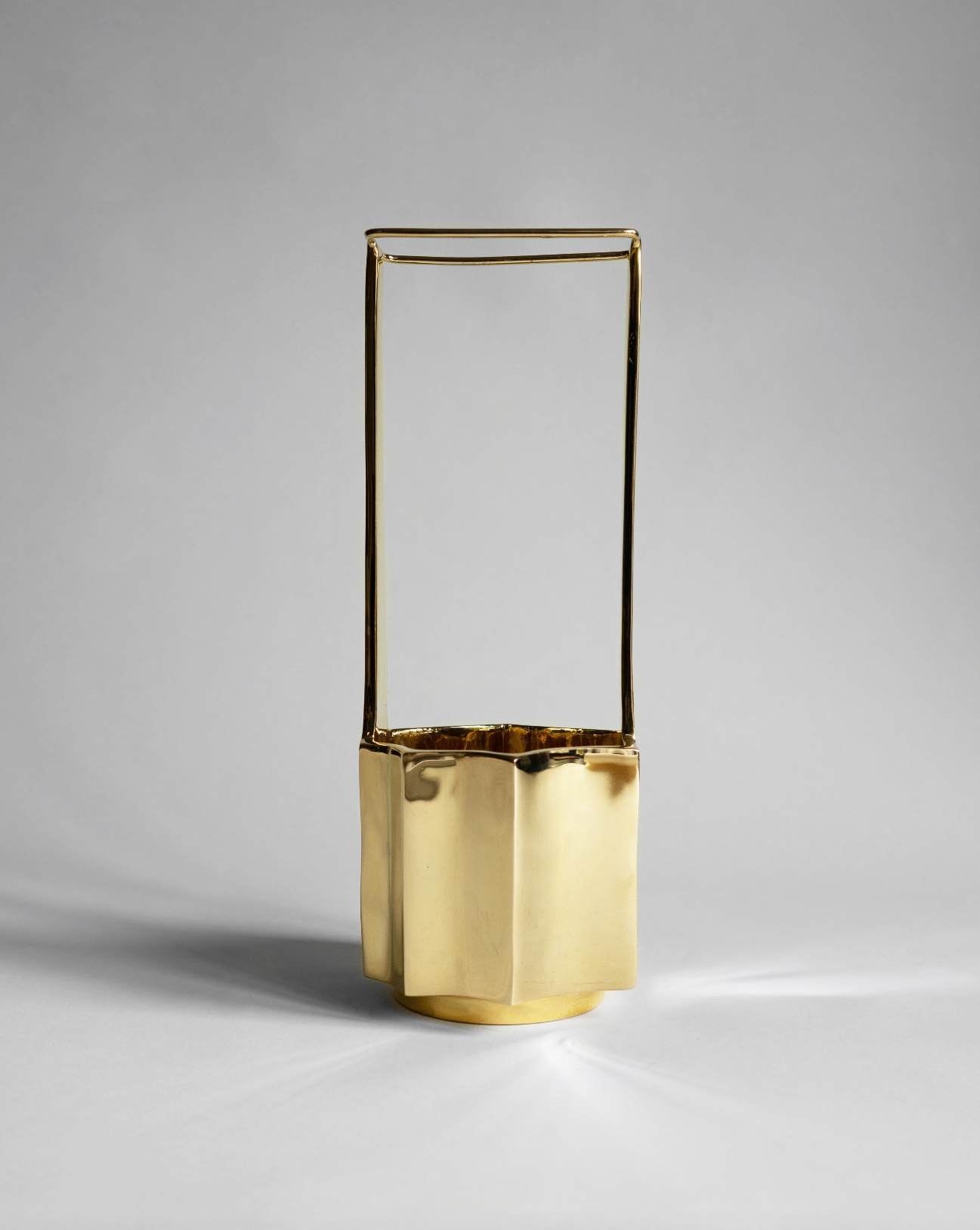 hein-studio-ikebana-vase-laiton-massif-30-cm image 1